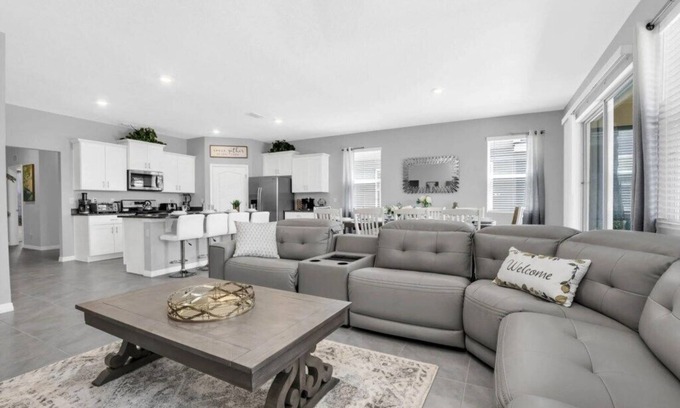 Loughman House | Elegant 6-Bed Pool Home with Spa in Solterra