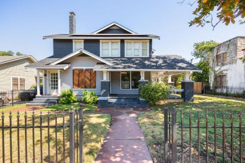 Highland Park Villa | Elegant 6-Bedroom Villa Steps from Downtown Attractions