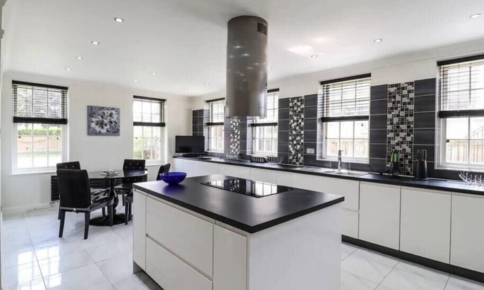 Canvey Island Villa | Elegant 6 Bedroom Villa with Pool - Ideal for Groups