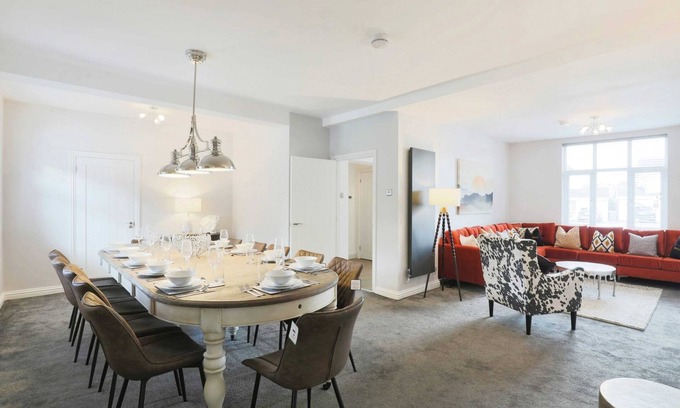 Barnt Green House | Elegant 7-Bedroom Home with Breakfast in Solihull