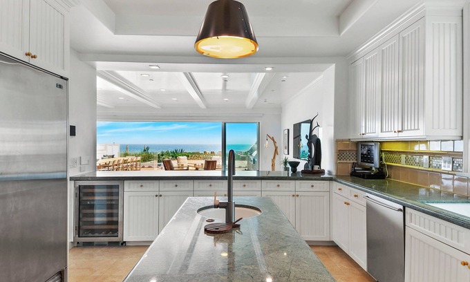 Western Malibu Villa | Luxurious 7-bedroom villa with AC, WiFi, fitness room in stunning Malibu
