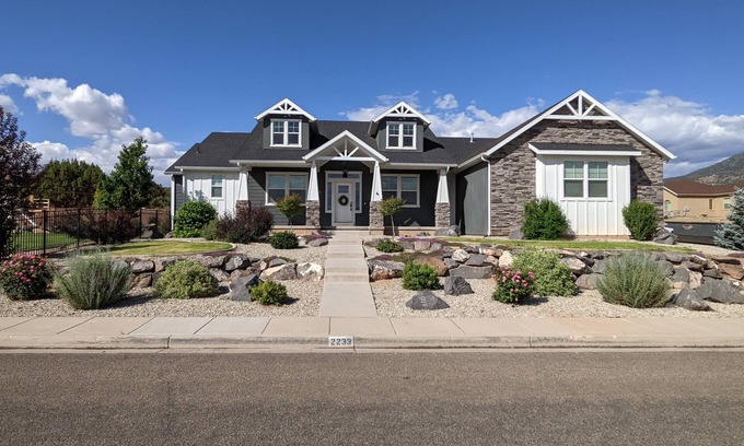 Cedar City House | Highly Rated 7Bd Retreat with Theatre & Private Yard