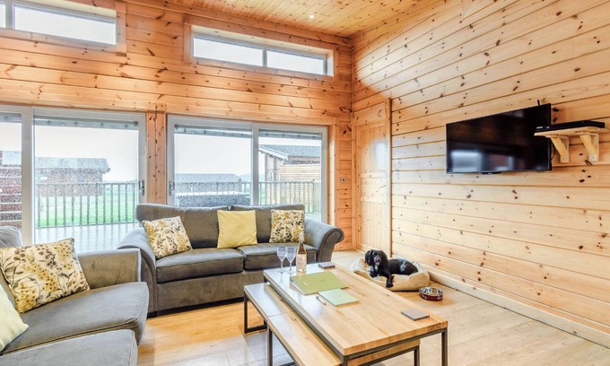 Hollym Ski Chalet | Elegant Finnish Log Lodge with Spa and Hot Tub Amenities