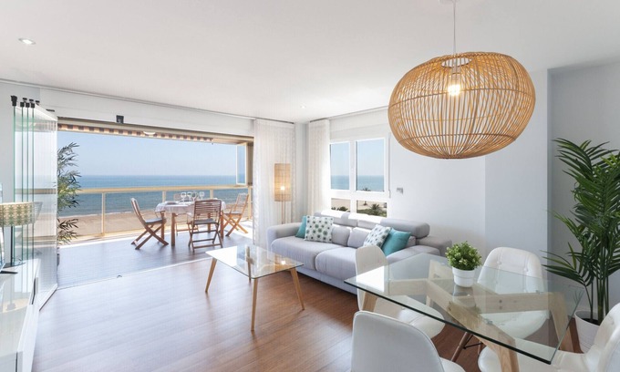 Grau i Platja Apartment | Beachfront Paradise: 3 Bedroom Retreat with Ocean Views