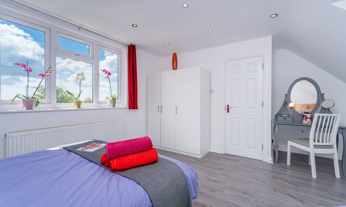 Whittington House | Modern Retreat: Guest Rated 10/10 with Spa and Breakfast