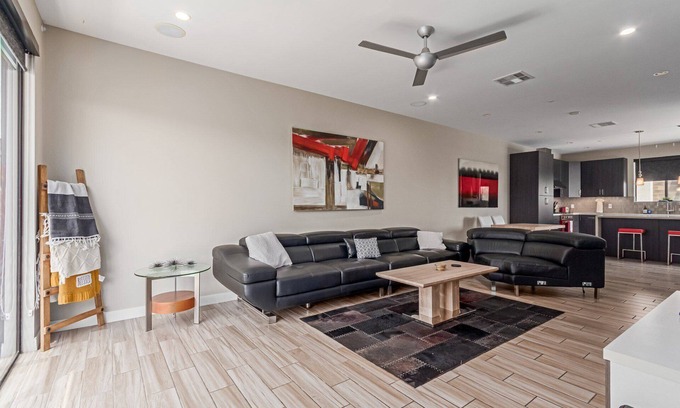 Western Villa House | Luxurious and spacious 2-bedroom townhouse in the heart of Scottsdale