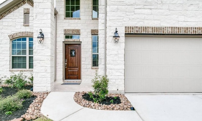 Spring House | Elegant Vacation Home with Pool, Spa & Breakfast Included