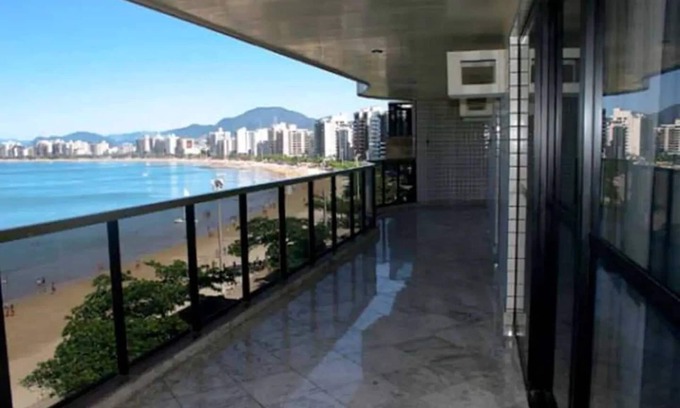Southeast Region Apartment | Elegant Beachfront Apartment with 5 Suites in Guarapari
