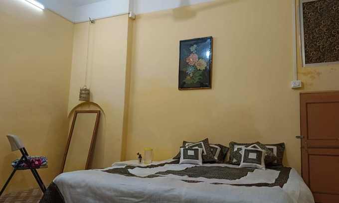 Varanasi Apartment | Luxurious apartment for comfortable accommodation of 4 to 6 people near temple.