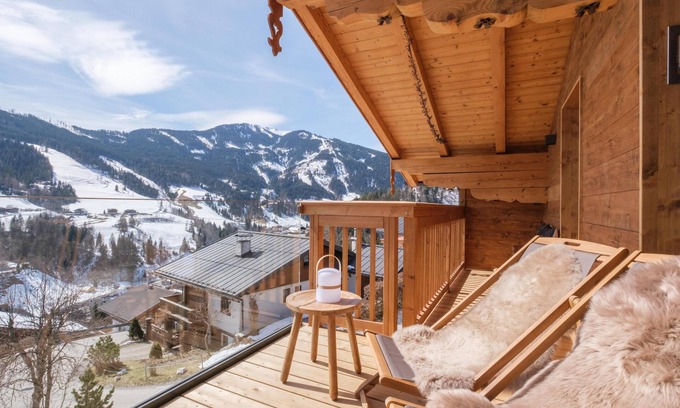 Muehlbach Am Hochkoenig Ski Chalet | Elegant Apartment with Private Sauna & Sunny Balcony