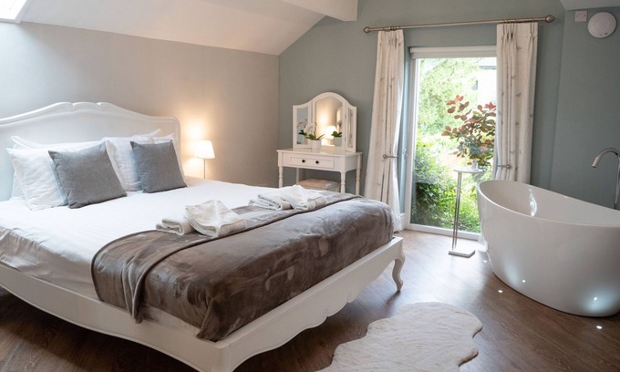 Bakewell Cottage | Enchanting Barn Conversion with Kitchen in Peak District