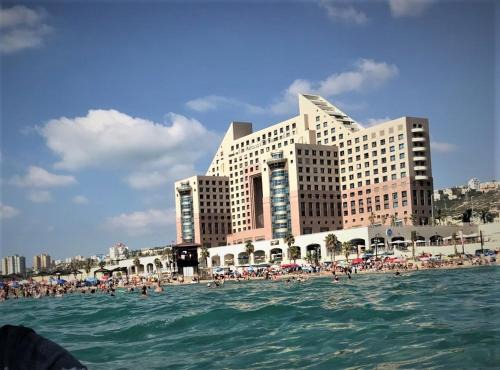 Haifa Apartment | Elegant Oceanfront Apartment with Restaurant & Breakfast