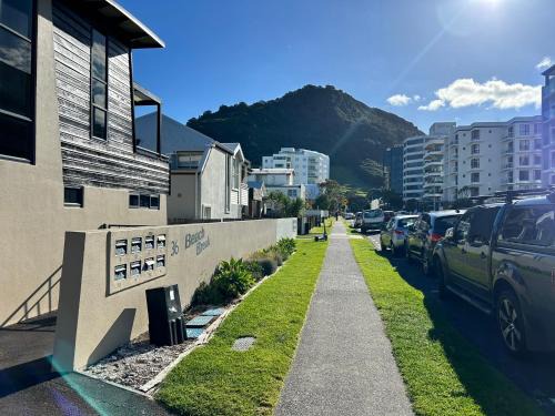 Mount Maunganui House | Prime Oceanfront Retreat: 4-Star Getaway for Families