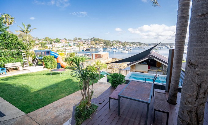 Burraneer Apartment | Beachfront Apartment with Pool and Pet-Friendly Amenities