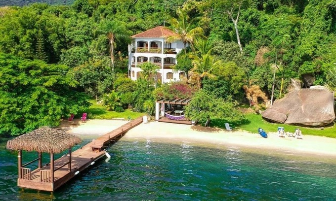 Florianopolis House | Cozy Beach House in Costa da Lagoa with Spa & Pet-Friendly Perks
