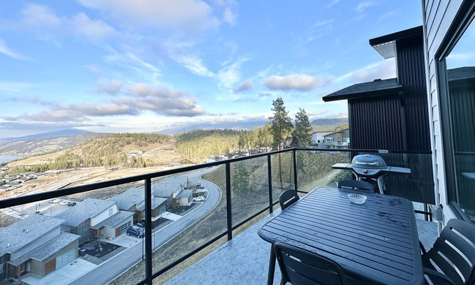 McKinley House | New Home with Beautiful Okanagan Lake Views and Breakfast