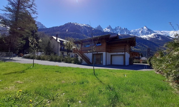 Les Praz-de-Chamonix Ski Chalet | Ideal Chalet for 12 with Kitchen and Child-Friendly Amenities