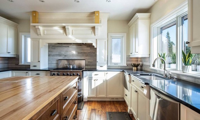 Saint-Faustin-Lac-Carre Ski Chalet | Idyllic Cottage Retreat near Mt-Tremblant with Spa & Lake Views