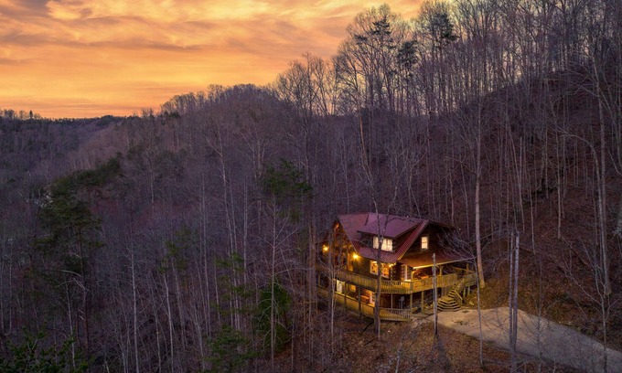 Stanton Cabin | Idyllic Cabin Near Red River Gorge with Pool & Breakfast