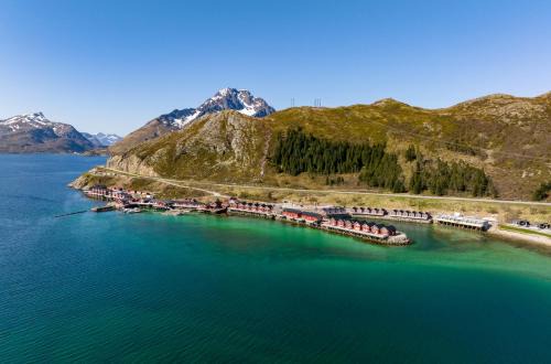 Vestvagøy House | Cozy Waterfront Cabin with Ocean Views and High Ratings
