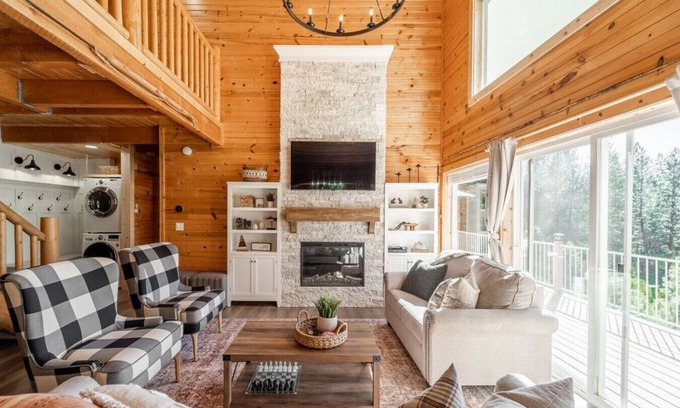 Cascade Cabin | Cozy Cabin Near Lake Cascade with Hot Tub & Pool Access