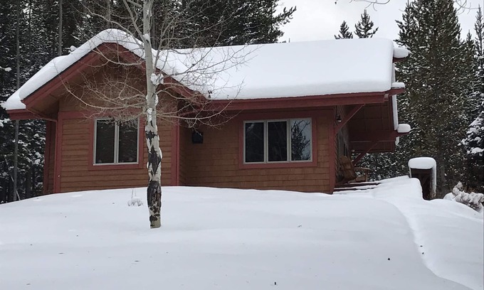 Skywood Preserve House | Cozy Cabin with Scenic Views & Spa Amenities, Rated 9.8