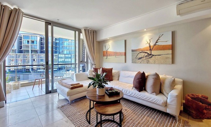 Victoria and Alfred Waterfront Apartment | Luxurious, Canal Apt w Pool+WIFI, V&A on Doorstep
