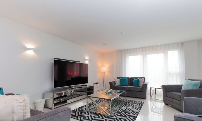 West End Apartment | Stylish Central Edinburgh Apartment with Spa and Kitchen