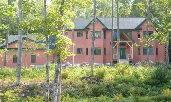 Gorham House | Serene Chalet Retreat in White Mountains with Spa & Hot Tub