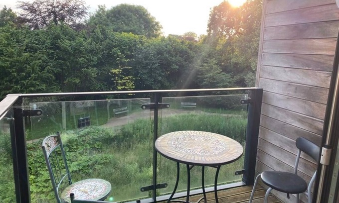 Cambridge House | Elegant City Centre Kingfisher Apartment with Great Amenities