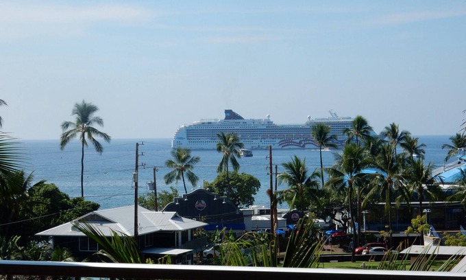 Historic Kailua Village Condo | Stunning Oceanfront Condo with Pool in Kailua-Kona