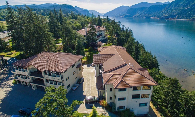 Hood River Condo | Elegant 1-3 Bedroom Condominium with Spa and Hot Tub