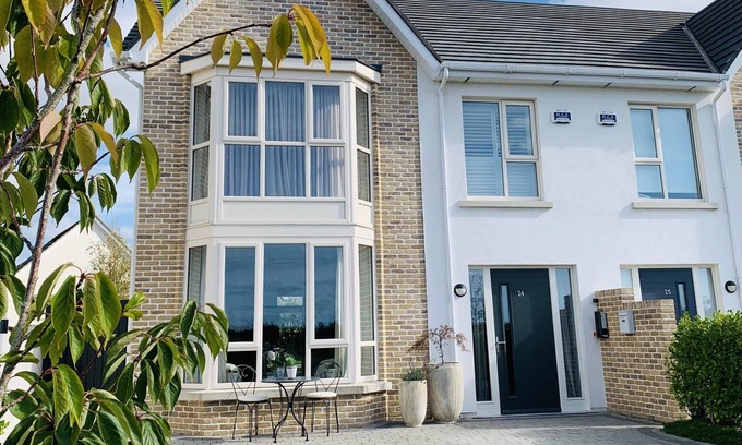 Blackrock House | Cozy Retreat: Pet-Friendly Home with Breakfast Included