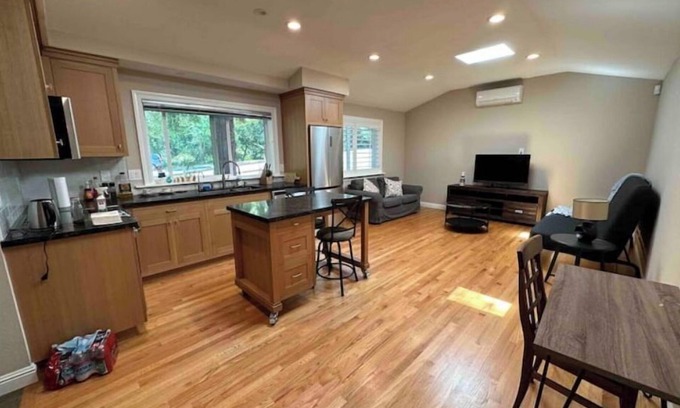 Saratoga House | Inviting Saratoga Retreat with AC, Wifi & Breakfast Included