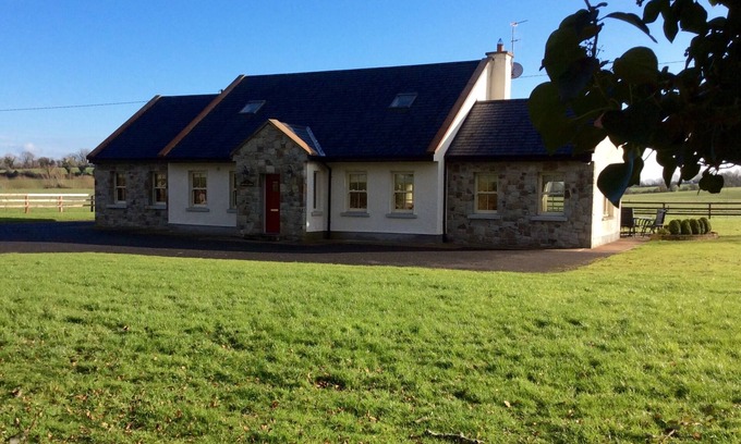 Dromineer Cottage | Enchanting Cottage in the Idyllic Irish Countryside