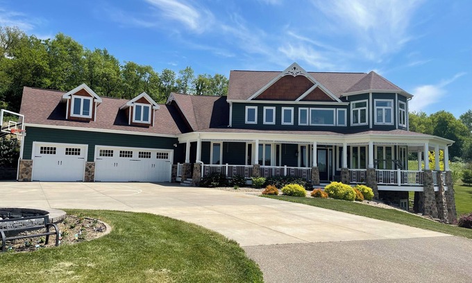 Mount Horeb House | Exceptional Country Retreat with Spa and Family Amenities