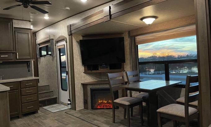 Lexington House | Luxurious Cozy RV Open Range Glamping Experience @ KHP