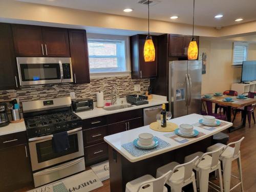 Washington Bed & Breakfast | Family-Friendly DC Townhome with Free Parking & High Rating