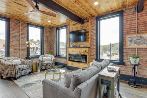 Murphy Apartment | Elegant Downtown Loft with Child-Friendly Amenities