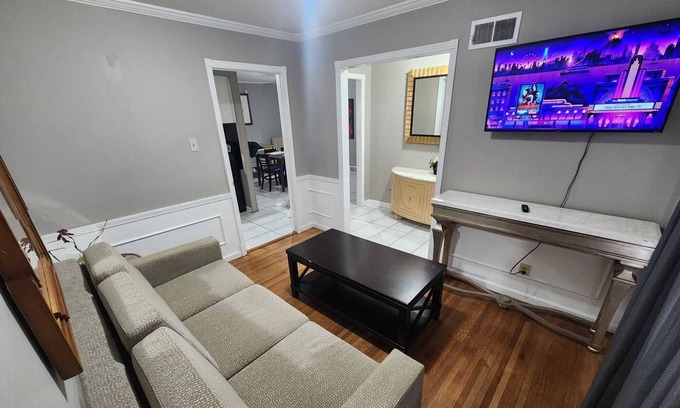 Parkway Village House | Comfortable East Memphis Retreat with 12 Beds Near Elvis