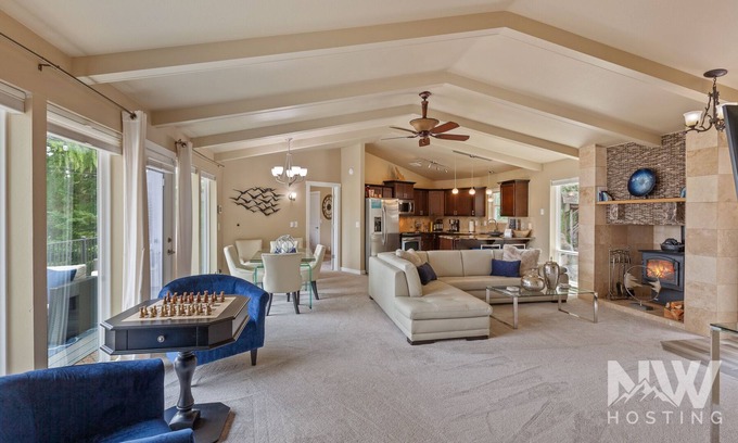 Coeur d'Alene House | Elegant Echo Bay Retreat with Hot Tub and Lake Views