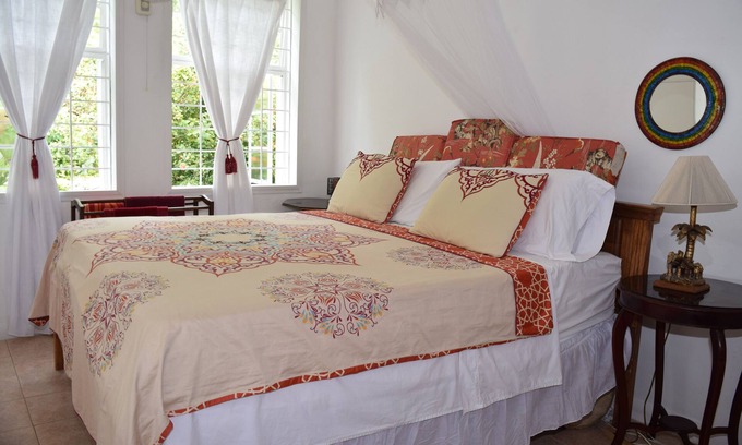 Pine Gardens House | Eco-Friendly Vegetarian Suite with Ocean View in Hummingbird