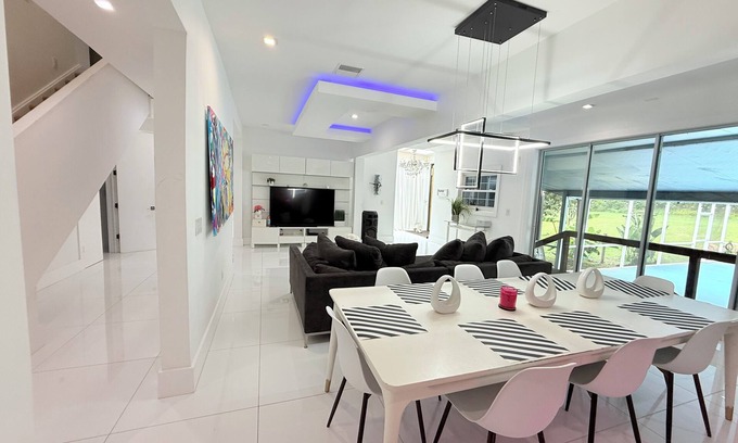 Dade City House | Luxurious Entertainment Mansion