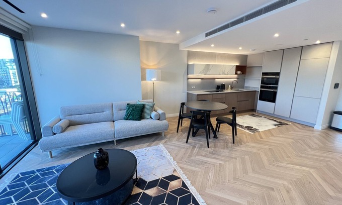 Parsons Green and Walham Apartment | Family Apartment with Spa and Hot Tub in Chelsea