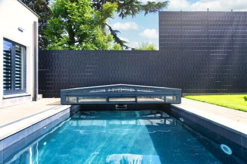 Strombeek-Bever Hotel | Serene Escape with Pool and Jacuzzi - Room LoveSerenity