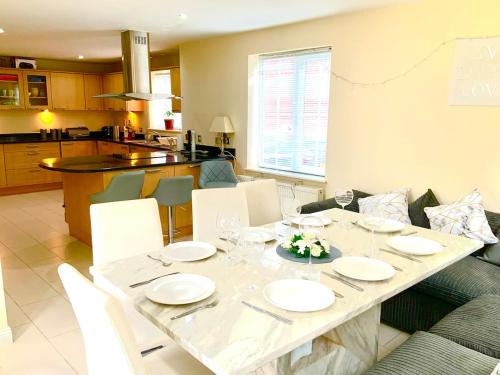 Miskin House | Executive 4-Bed House in Miskin, Cardiff - Sleeps 10