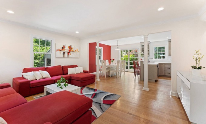 Bethesda House | Beautifully Renovated House with Spa & Hot Tub, Rated 9.8