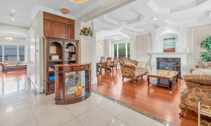 Vancouver South House | Elegant Oasis in Vancouver with Ensuite & Family-Friendly Amenities