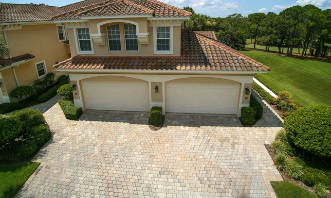 Howey-in-the-Hills Condo | Luxurious Golf Front Condo overlooking the 5th Tee on the El Campeon Course