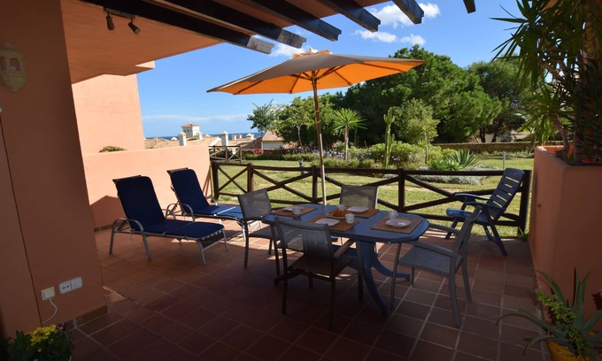 Castillo de Sabinillas Apartment | Cozy Groundfloor Apartment Near Oceanfront Resort Retreat